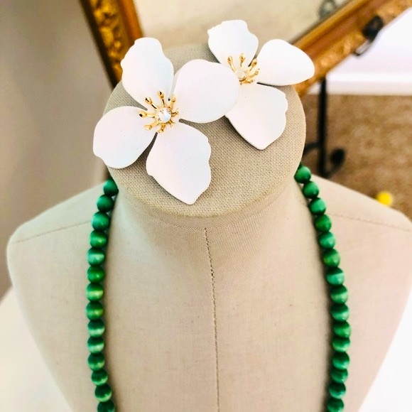 Vintage Green Moonglow Bead Necklace & Mod Flower Earrings - Picture 11 of 13